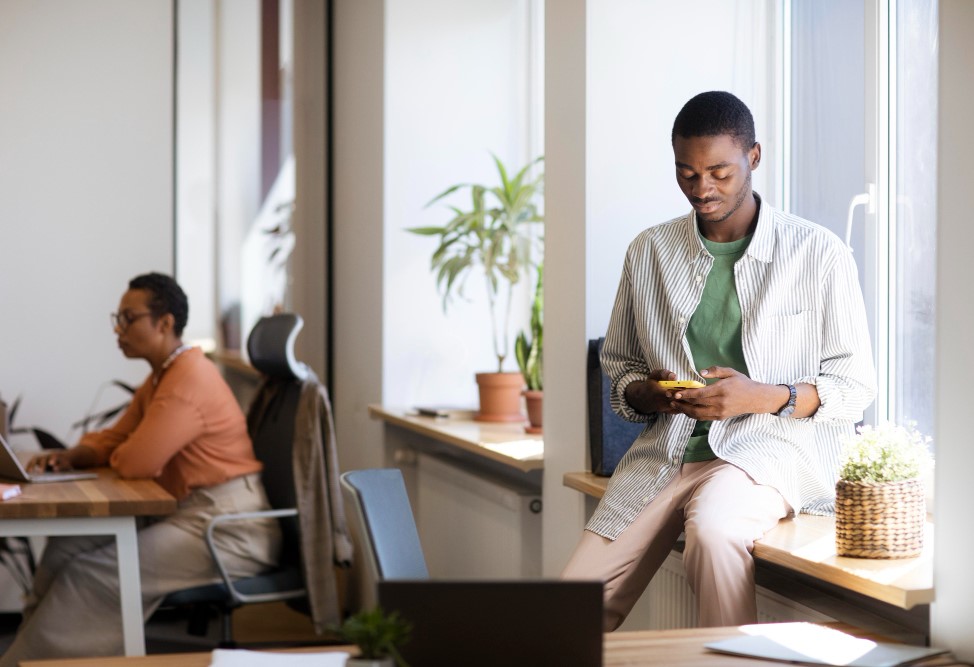 Why More Nigerian Professionals Are Choosing Side Hustles Over Traditional 9–5 Jobs